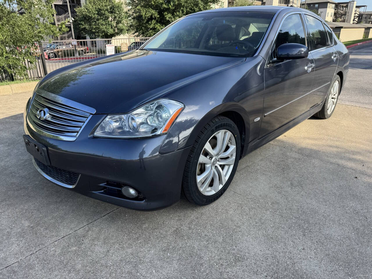 Used 2010 INFINITI M35 w/ Technology Pkg RWD image 1