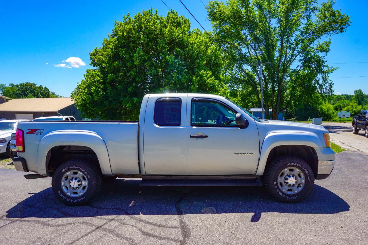 Used 2010 GMC Sierra 2500 SLE w/ SLE Preferred Package AWD/4WD image 2