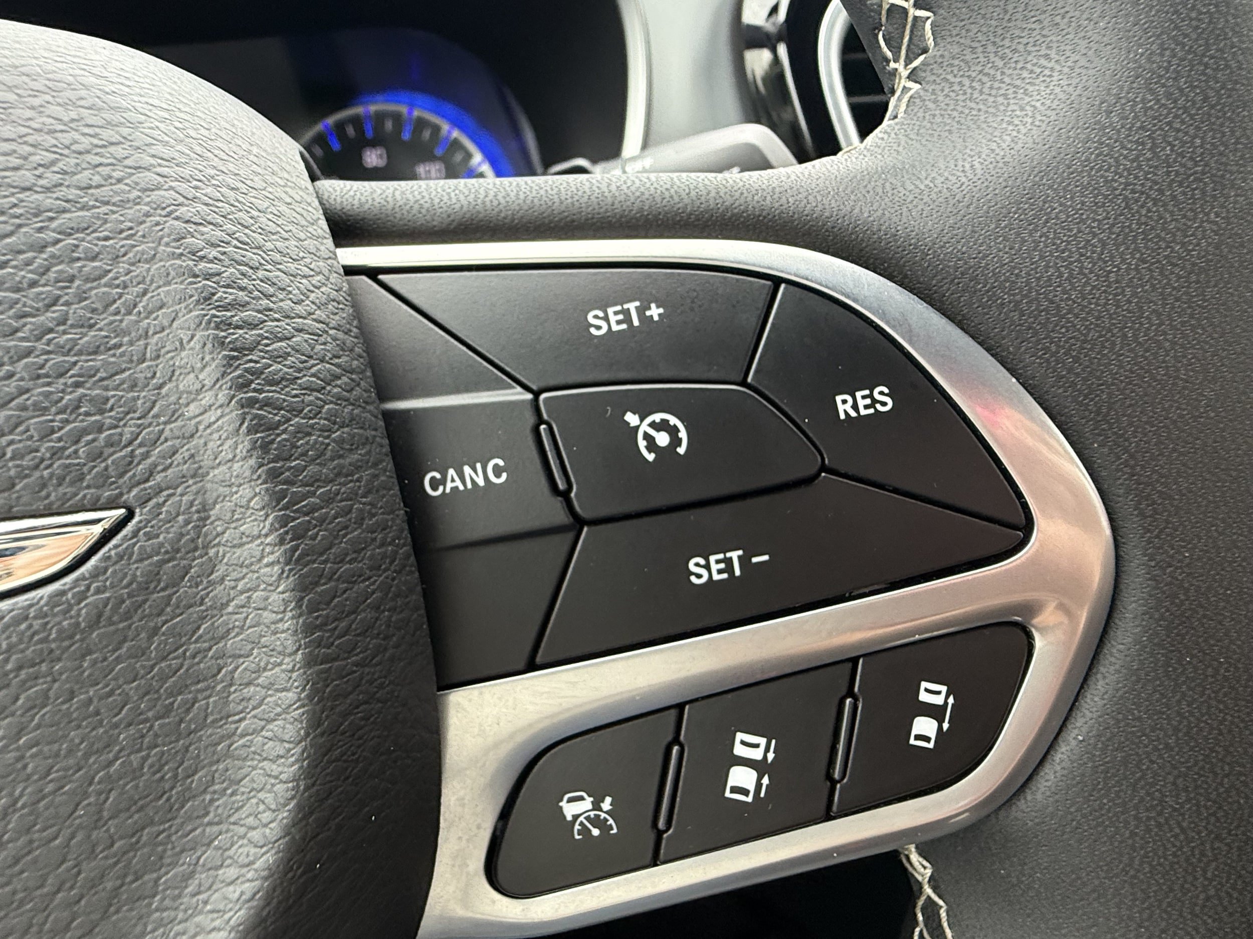 Used 2025 Chrysler Pacifica Select FWD image 38