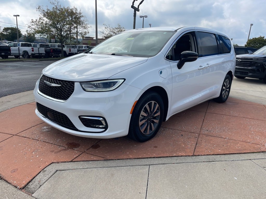 Used 2024 Chrysler Pacifica Select image 3