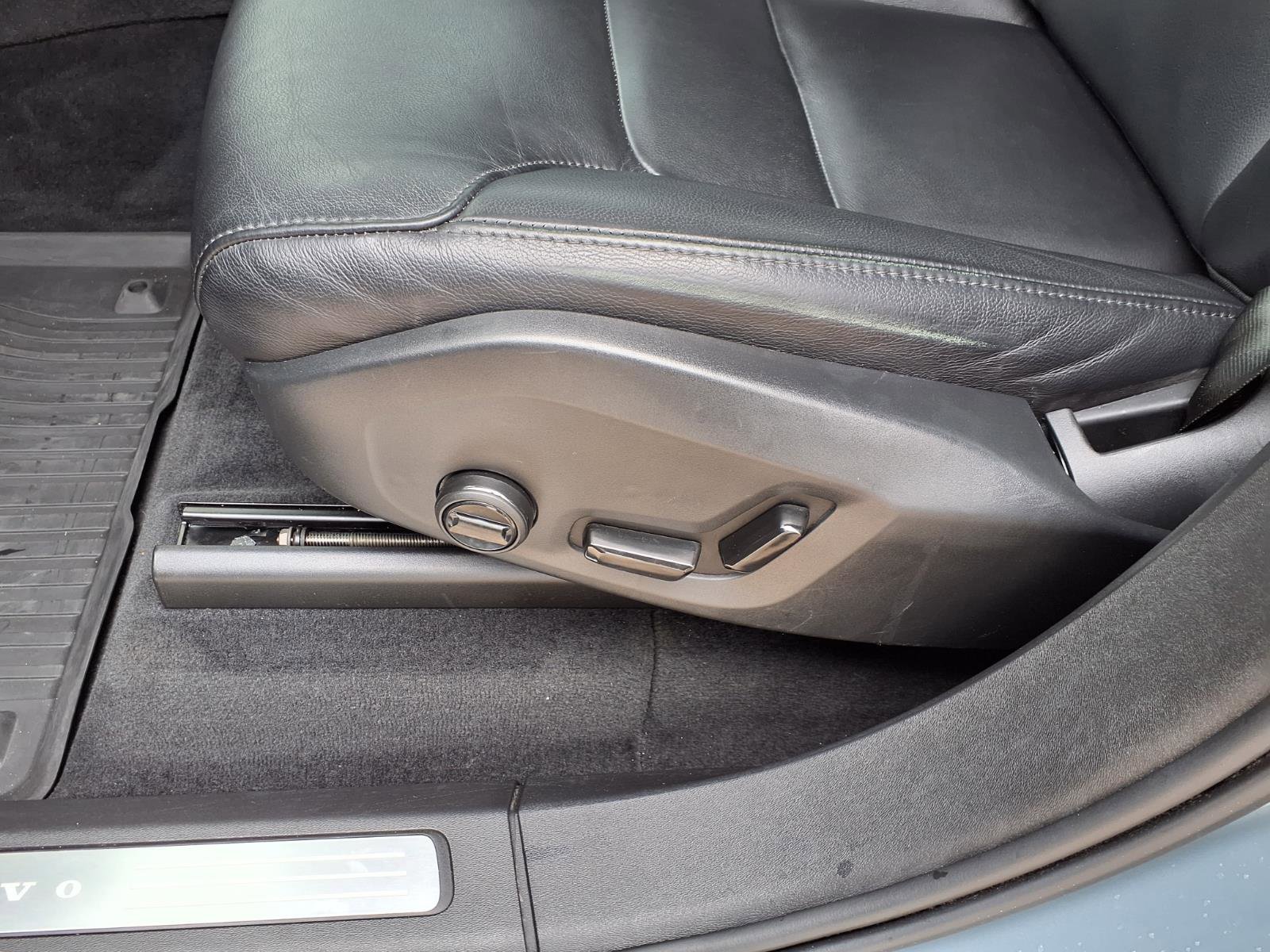 Used 2020 Volvo XC90 T5 Momentum w/ Protection Package Premier image 22