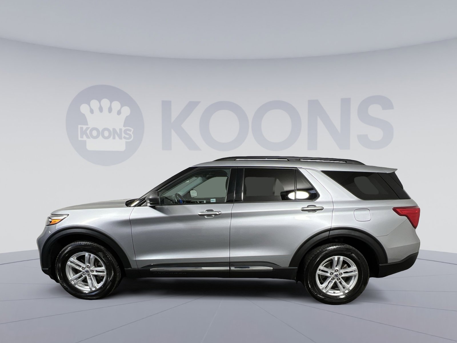 Used 2022 Ford Explorer XLT image 2