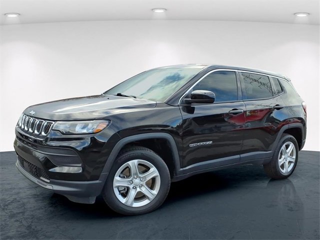 Used 2023 Jeep Compass Sport image 2