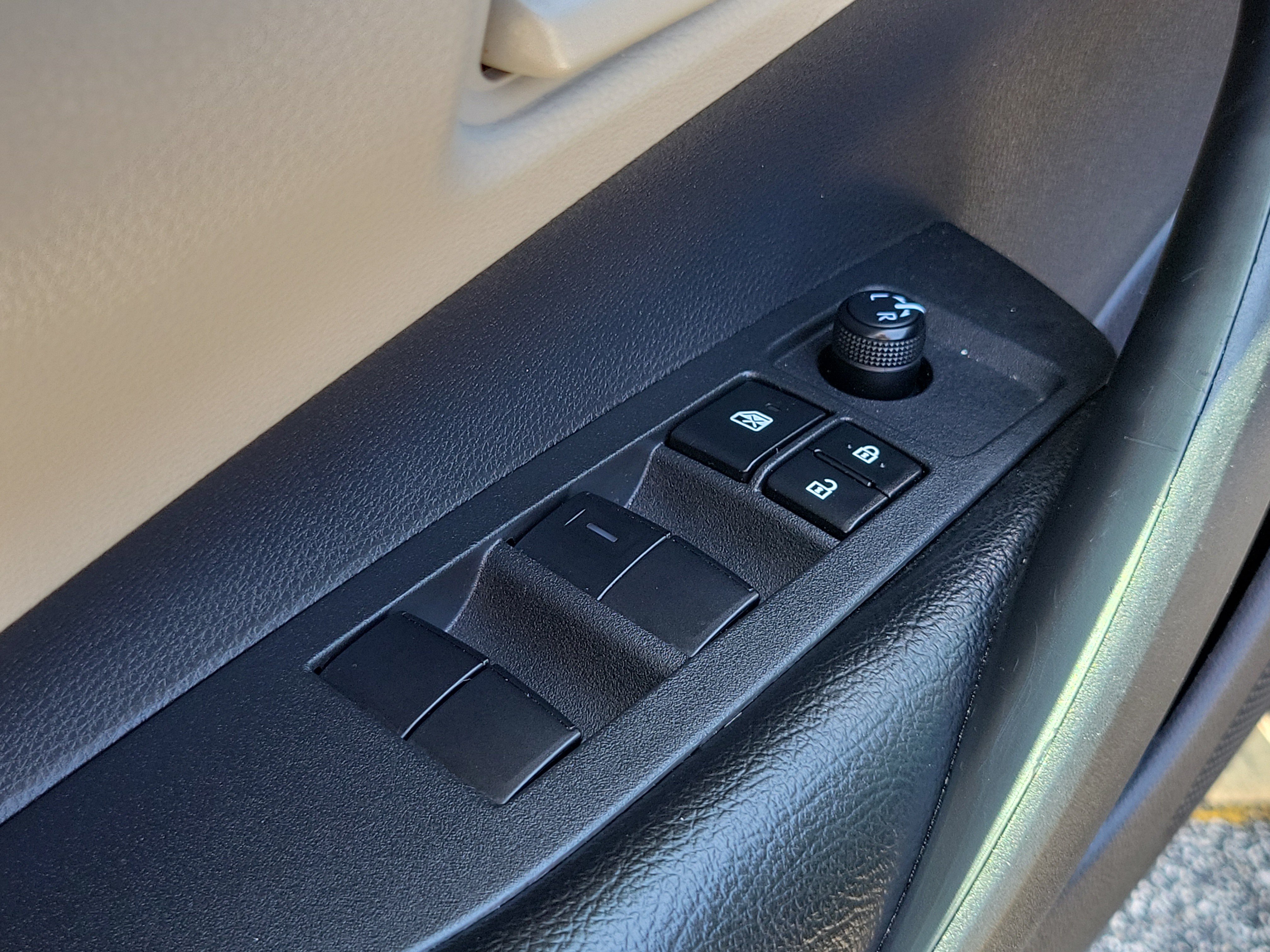 Used 2022 Toyota Corolla LE w/ LE Convenience Package FWD image 15