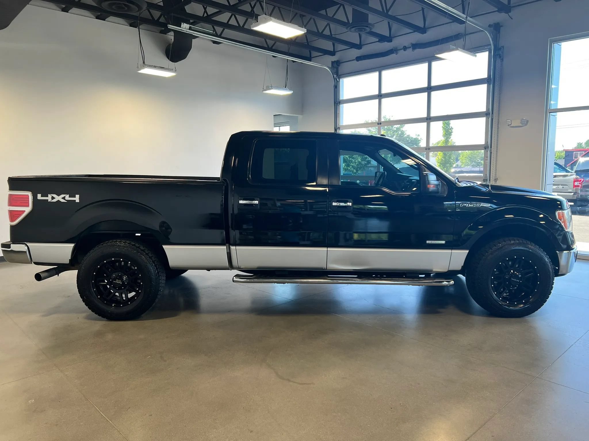 Used 2011 Ford F150 XLT w/ XLT Chrome Pkg AWD/4WD image 8