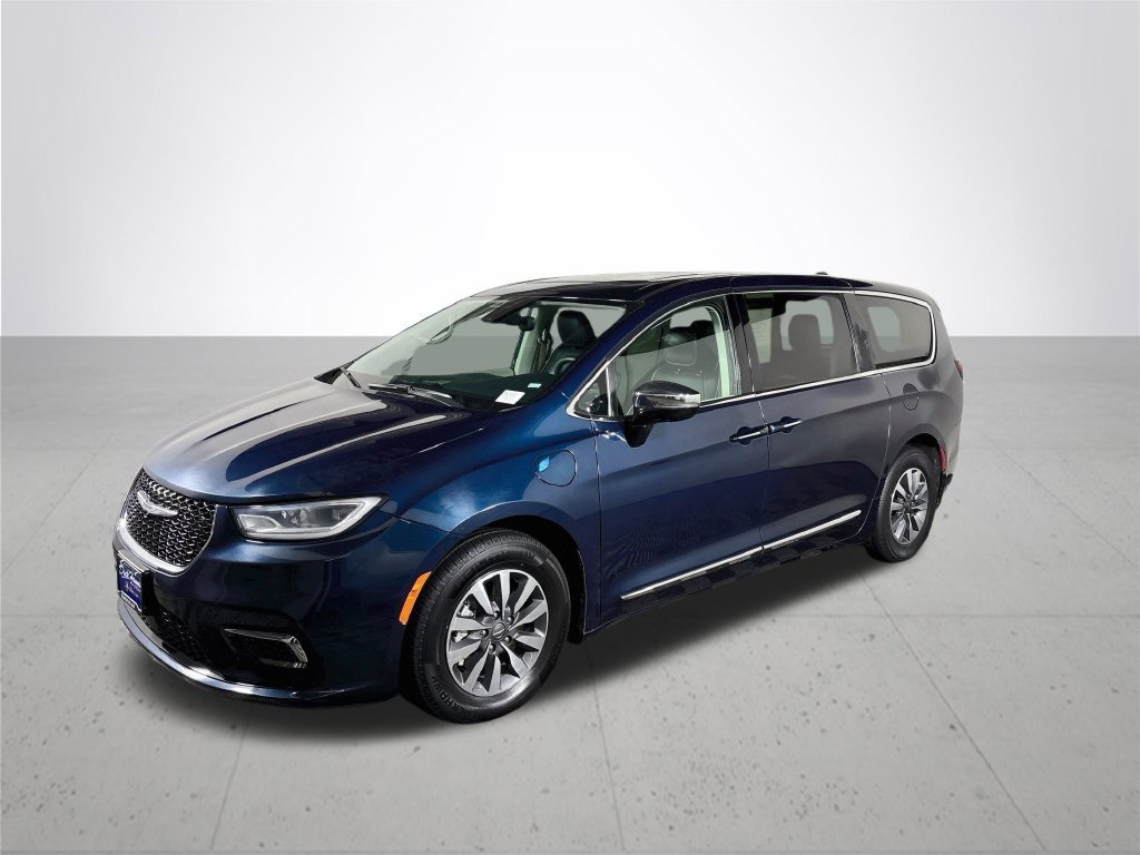 Used 2023 Chrysler Pacifica Limited FWD image 2