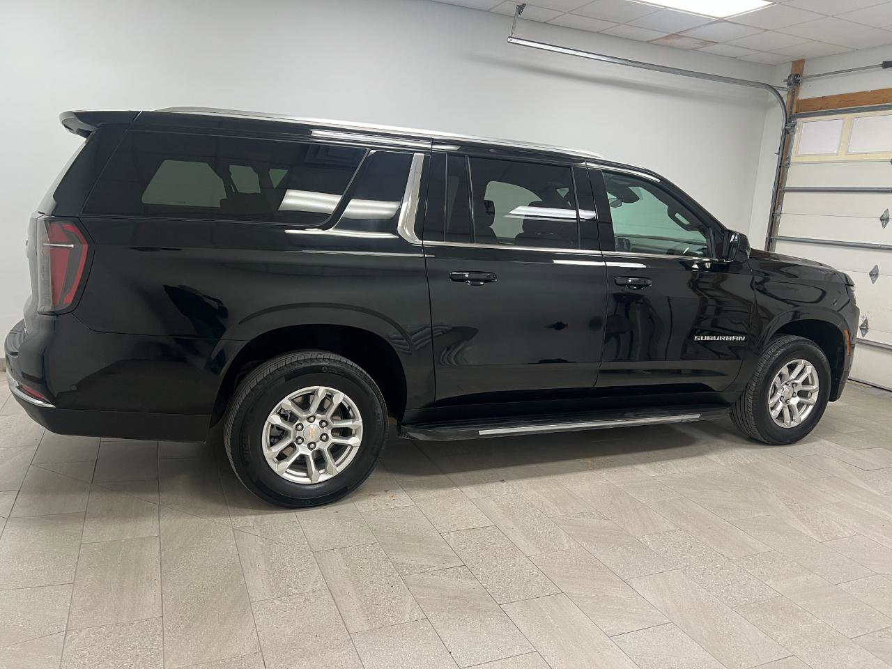 Used 2025 Chevrolet Suburban LT image 11