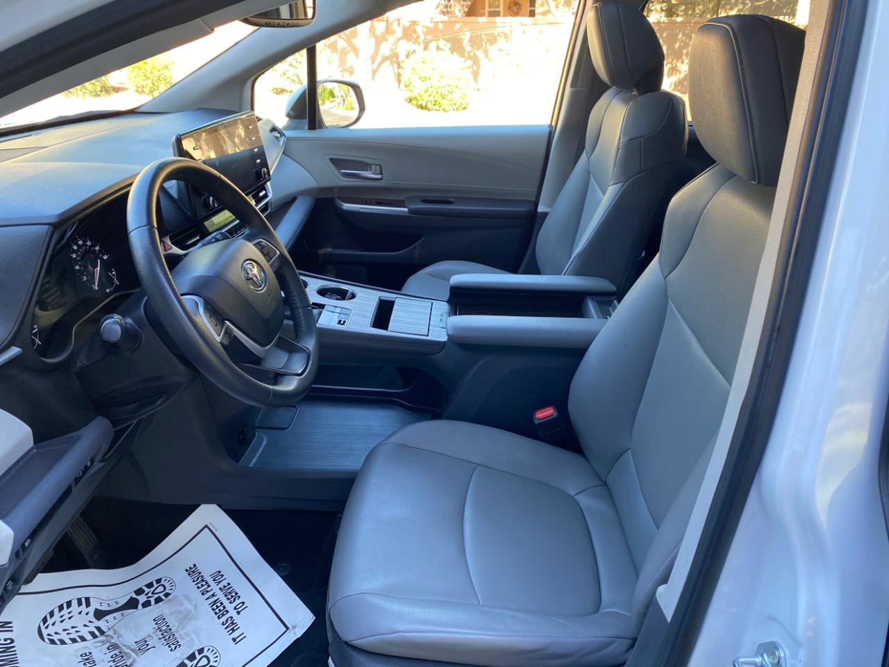 Used 2023 Toyota Sienna XLE FWD image 33