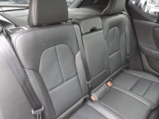 Used 2025 Volvo XC40 B5 Plus image 29