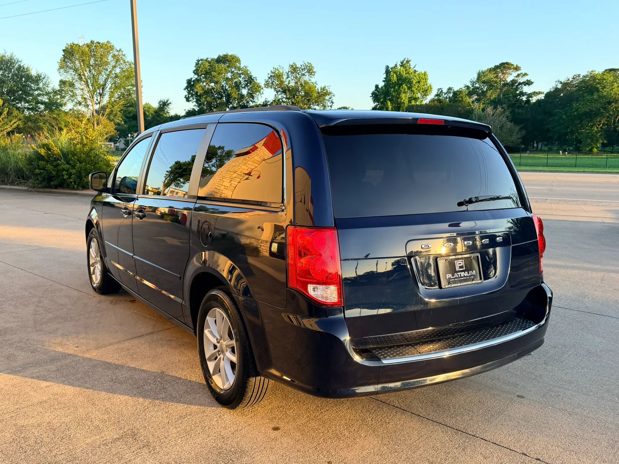 Used 2014 Dodge Grand Caravan SXT FWD image 3