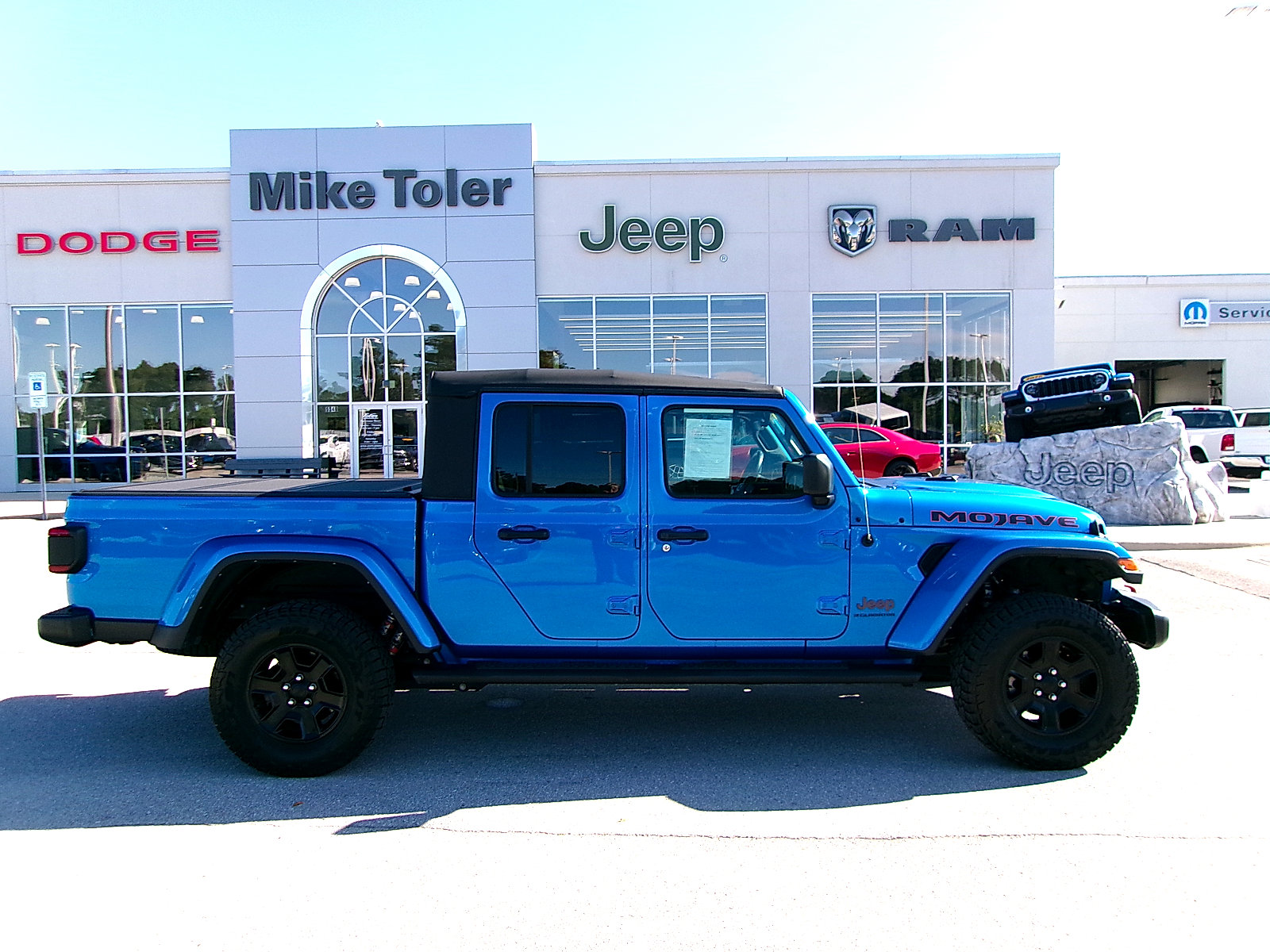 Used 2023 Jeep Gladiator Mojave w/ LED Lighting Group AWD/4WD image 5