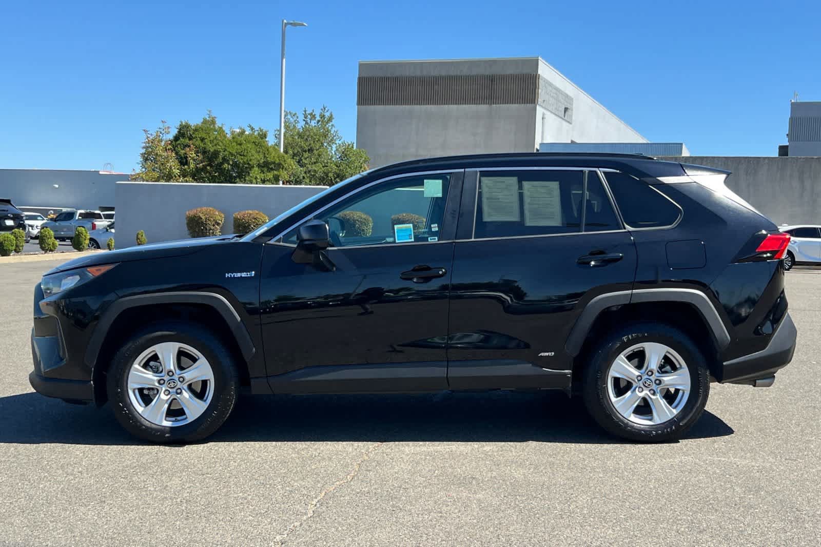 Used 2021 Toyota RAV4 LE AWD/4WD image 9