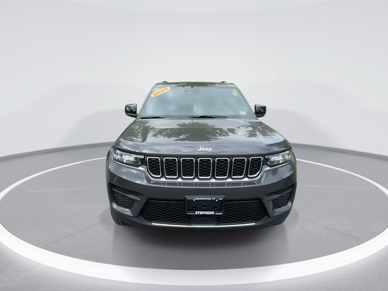 Used 2025 Jeep Grand Cherokee Laredo X AWD/4WD image 4