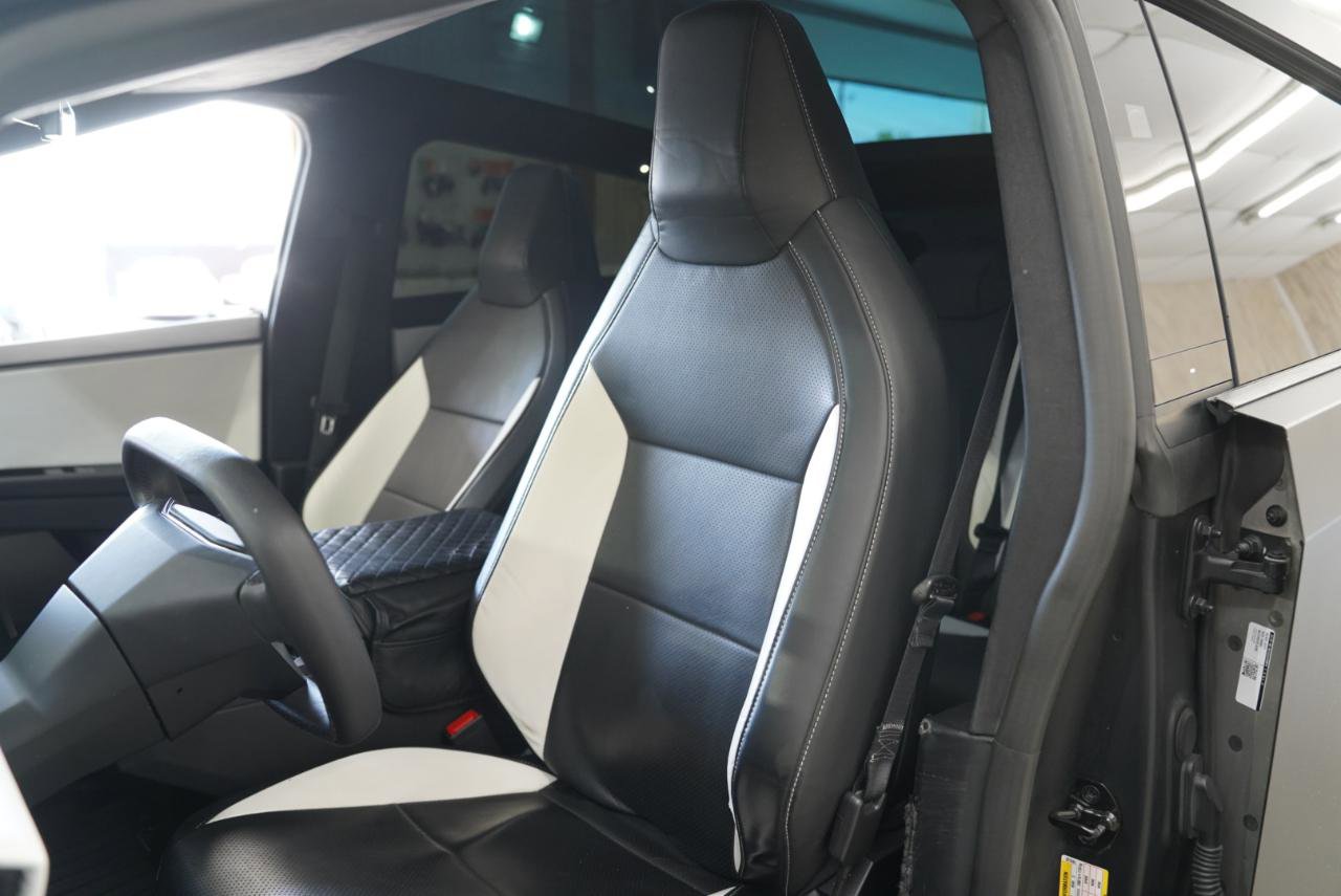 Used 2024 Tesla Cybertruck AWD Crew Cab image 22