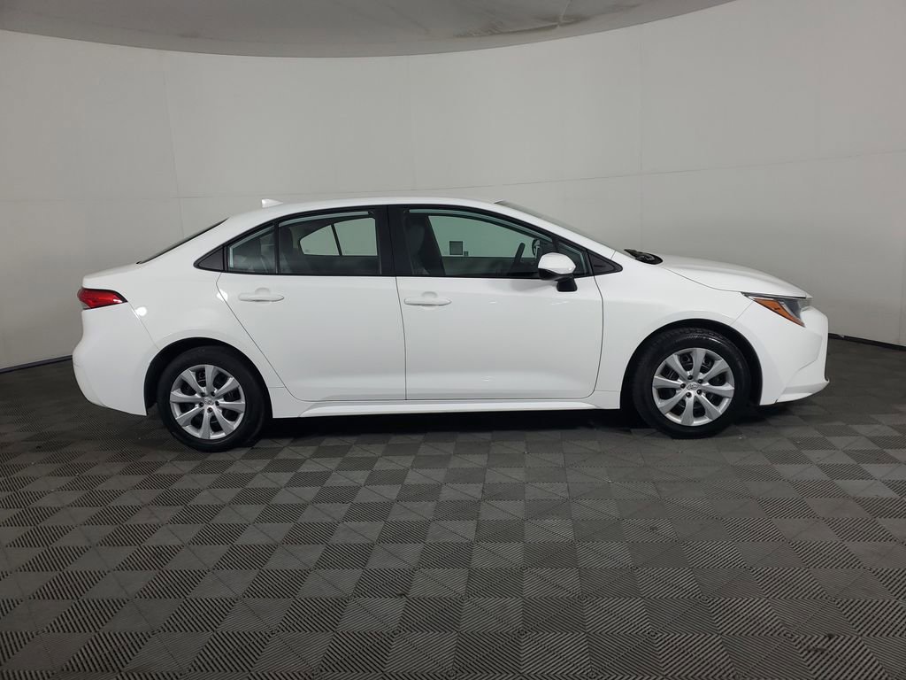 Used 2022 Toyota Corolla LE image 3