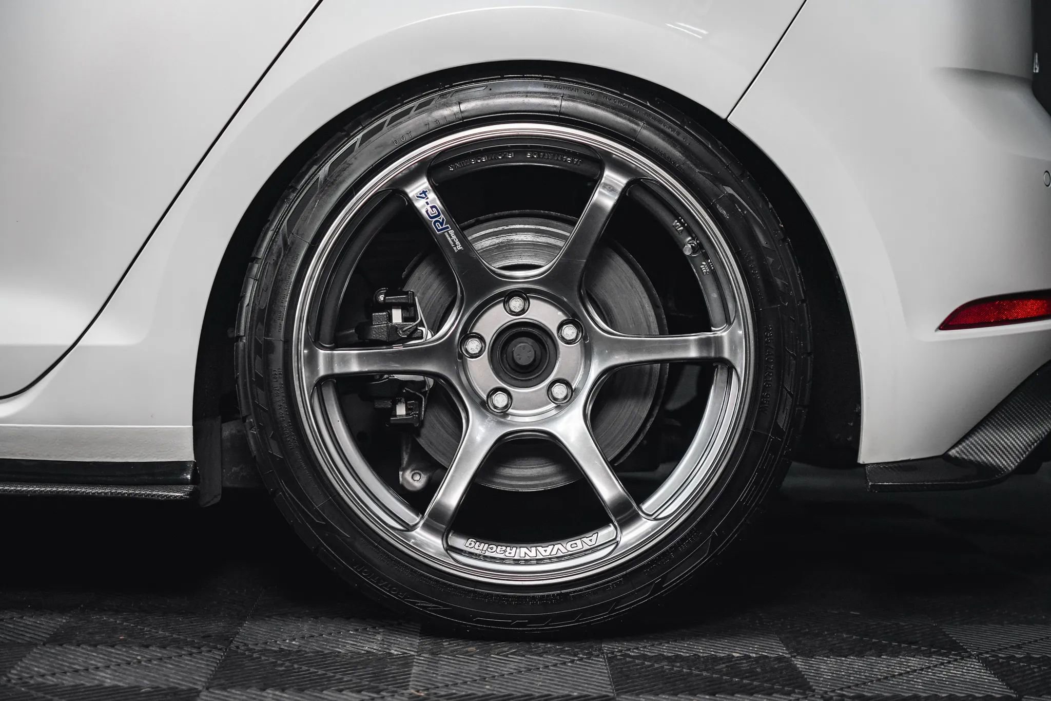 Used 2018 Volkswagen Golf R 4-Door image 18