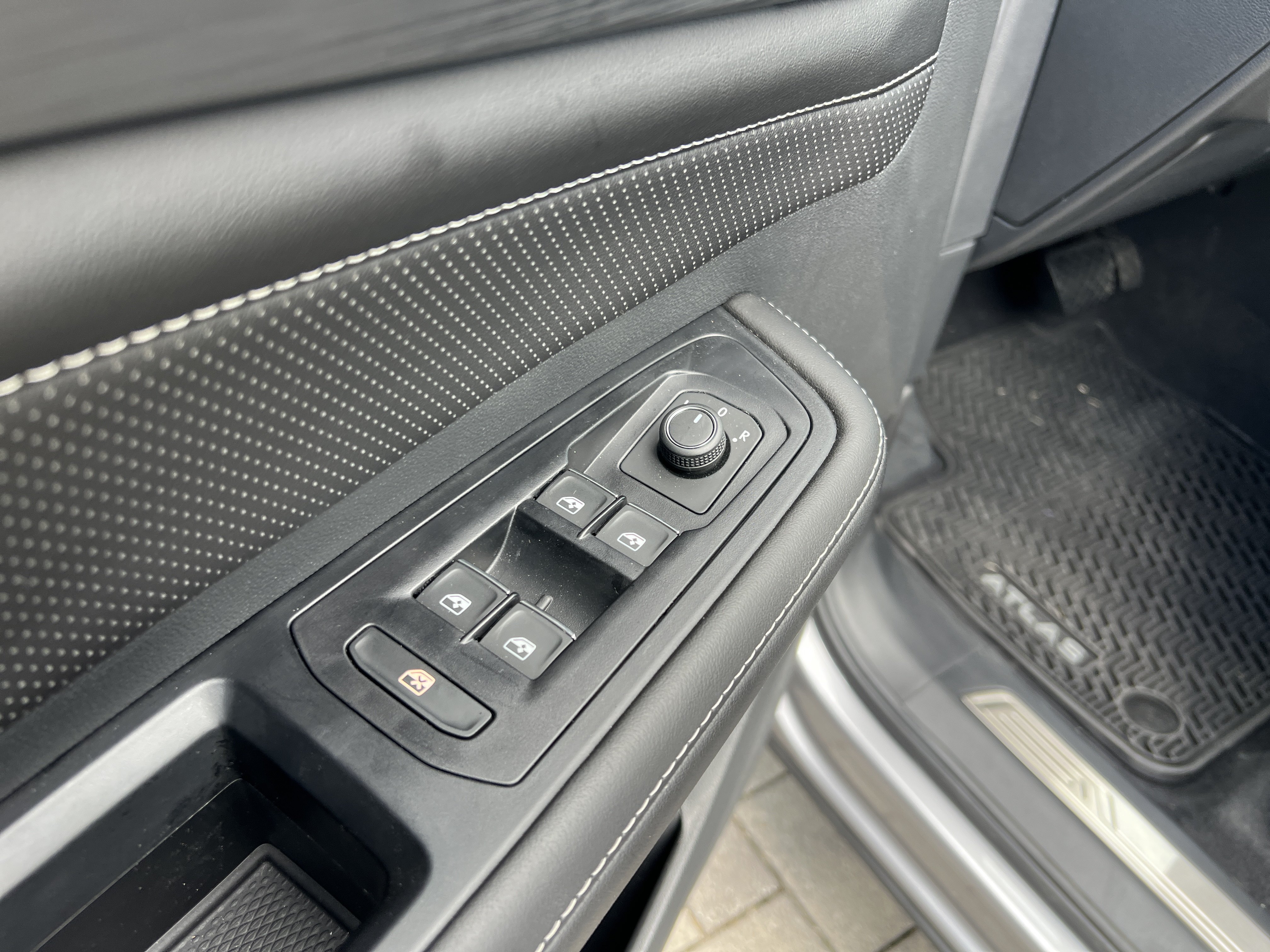 Certified 2026 Volkswagen Atlas Cross Sport SE FWD image 12