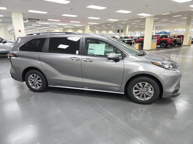 New 2026 Toyota Sienna XLE image 6