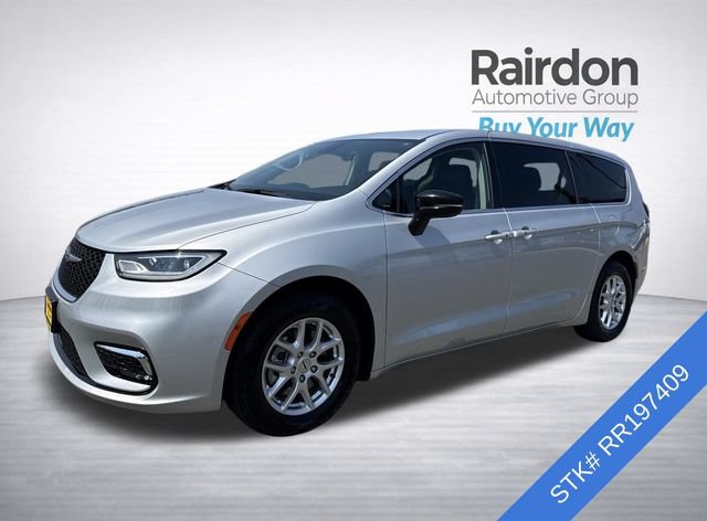 Used 2024 Chrysler Pacifica Touring-L FWD image 3