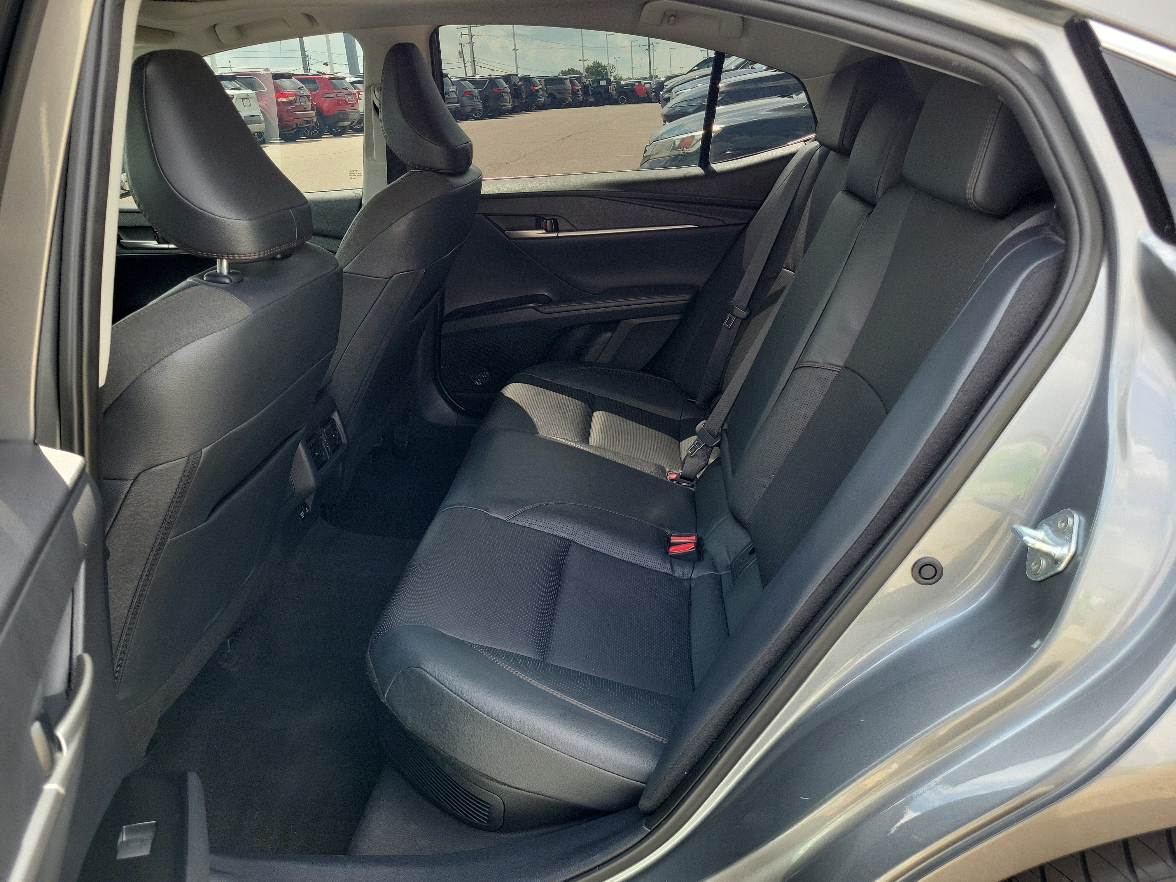 Used 2025 Toyota Camry XLE AWD/4WD image 11