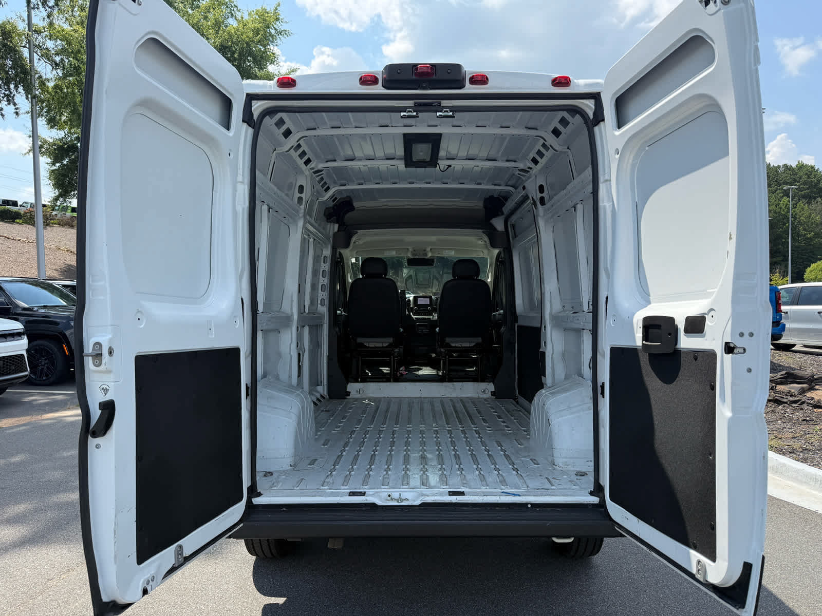 Used 2024 RAM ProMaster 2500 w/ Convenience Group FWD image 28