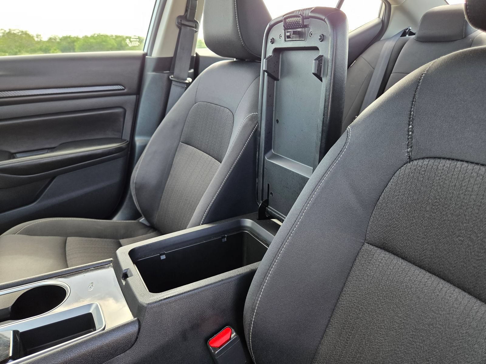 Used 2024 Nissan Altima 2.5 SV FWD image 30
