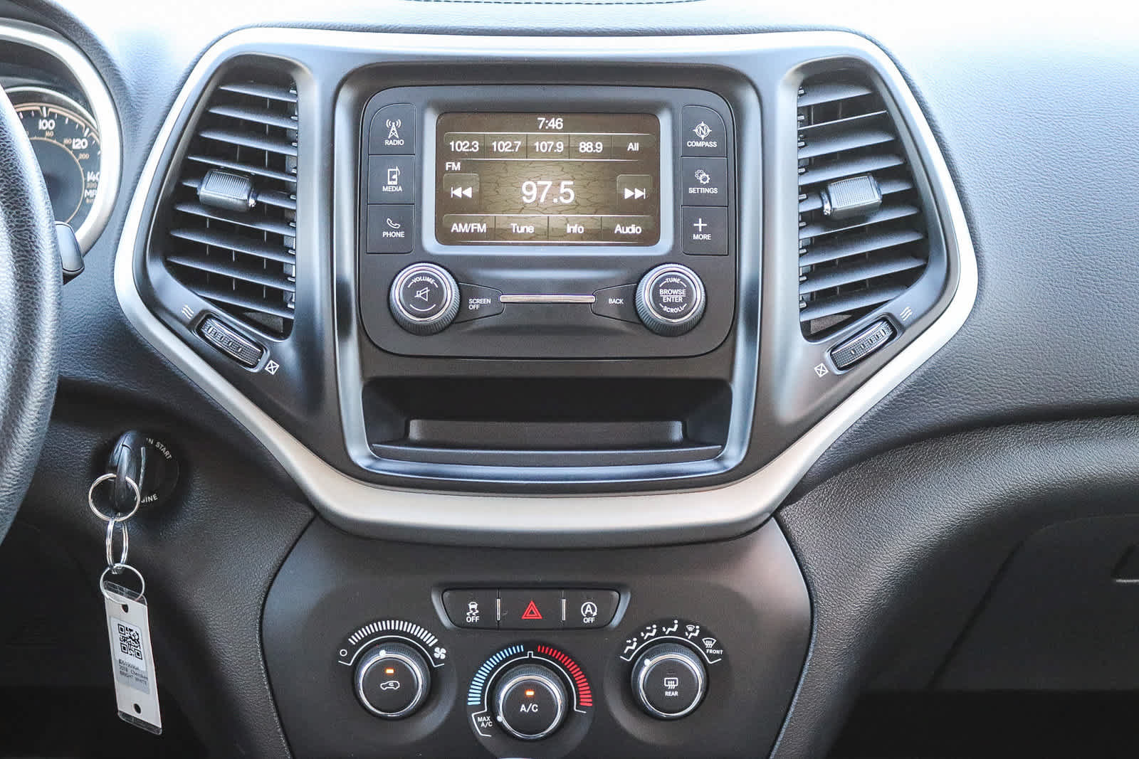 Used 2018 Jeep Cherokee Latitude FWD image 13