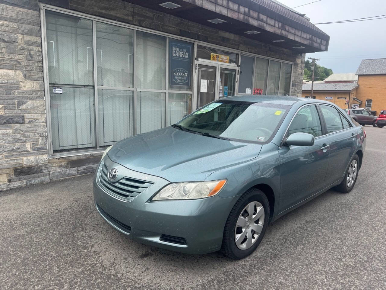 Used 2009 Toyota Camry SE FWD image 1