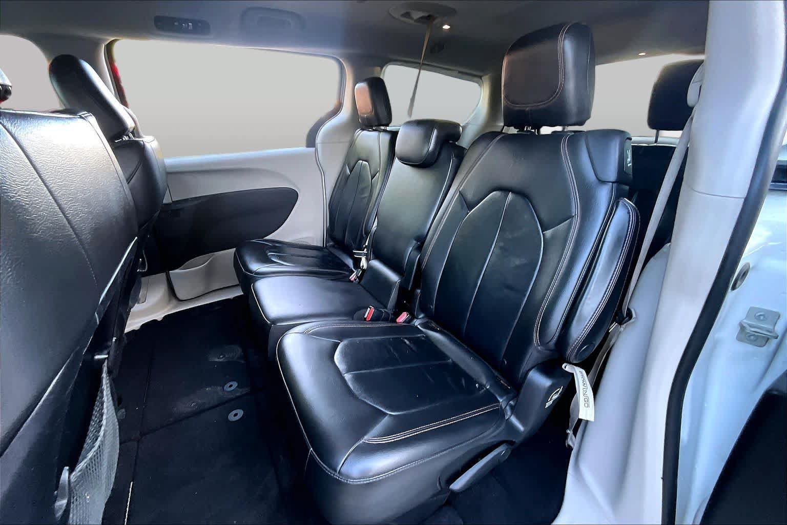 Used 2017 Chrysler Pacifica Touring-L FWD image 20