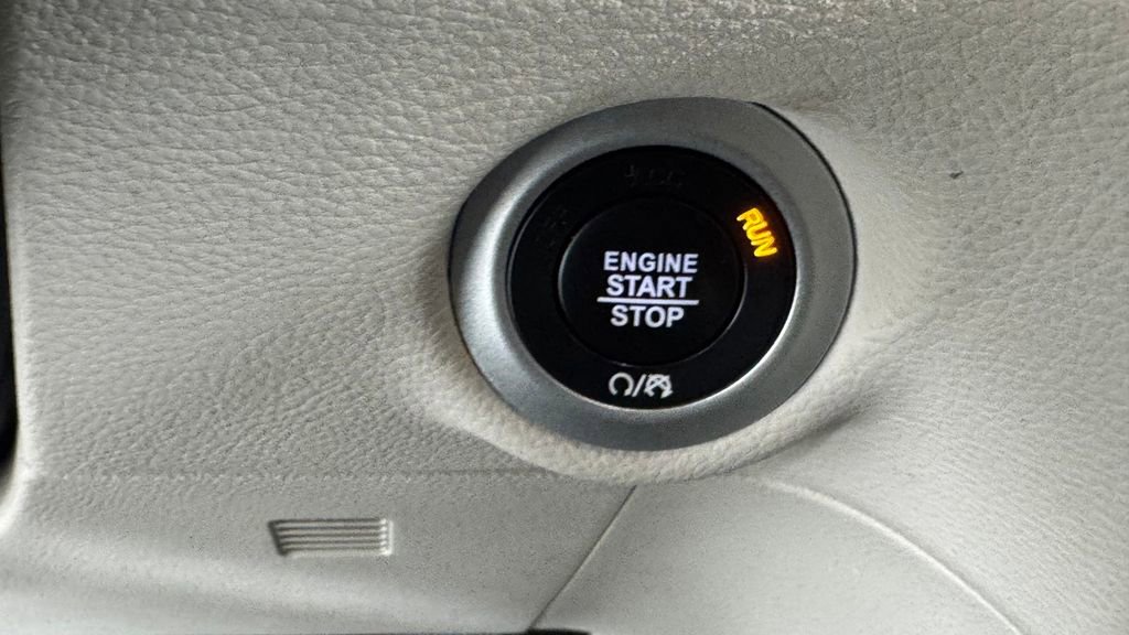 Used 2022 Chrysler Pacifica Touring-L FWD image 27