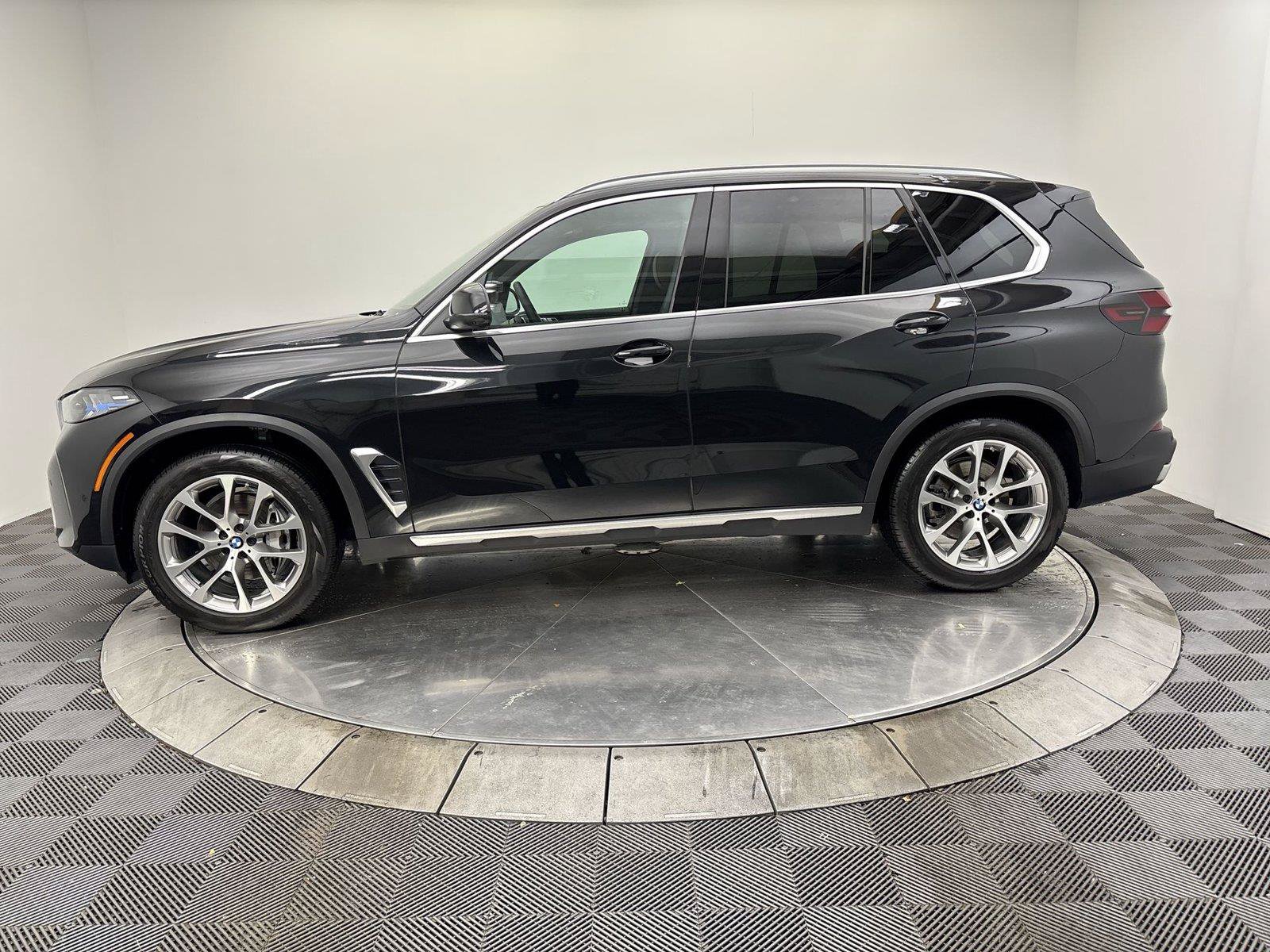 Used 2024 BMW X5 xDrive40i w/ Premium Package AWD/4WD image 16