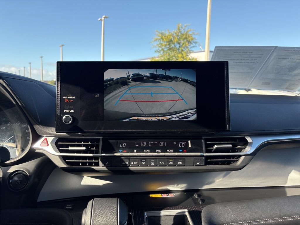 Used 2025 Toyota Sienna XLE FWD image 28