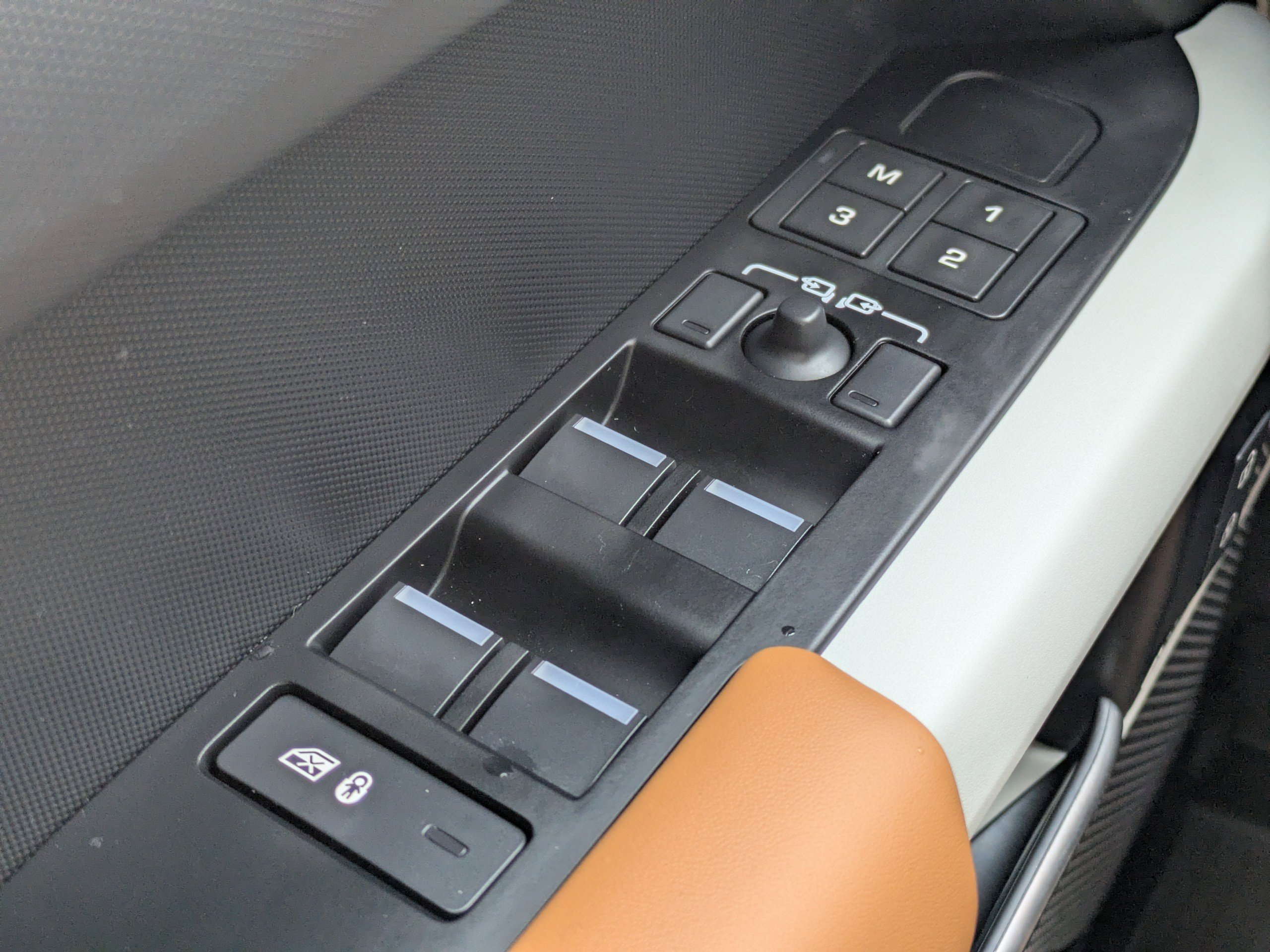 Used 2024 Land Rover Defender 110 SE image 28