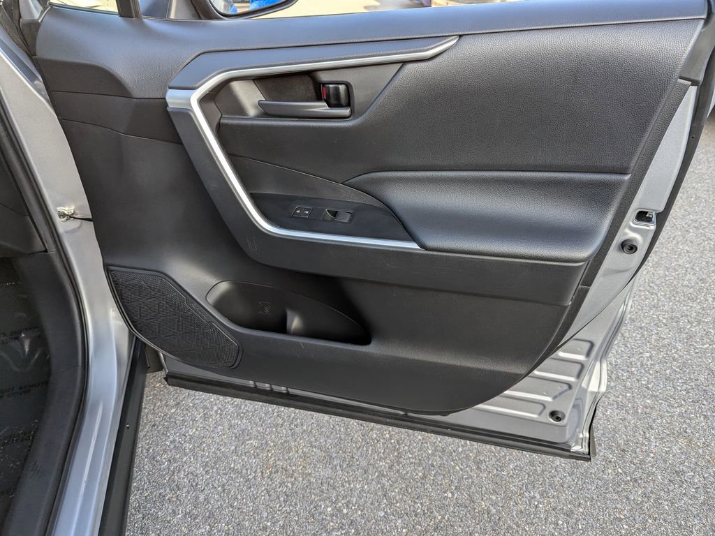 Used 2021 Toyota RAV4 LE AWD/4WD image 33