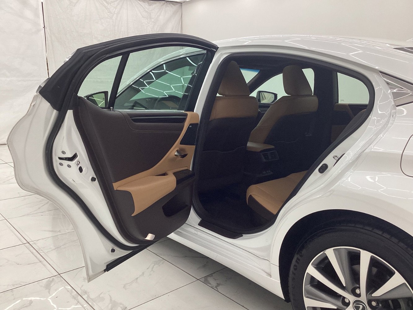 Used 2020 Lexus ES 300h w/ Premium Package image 22