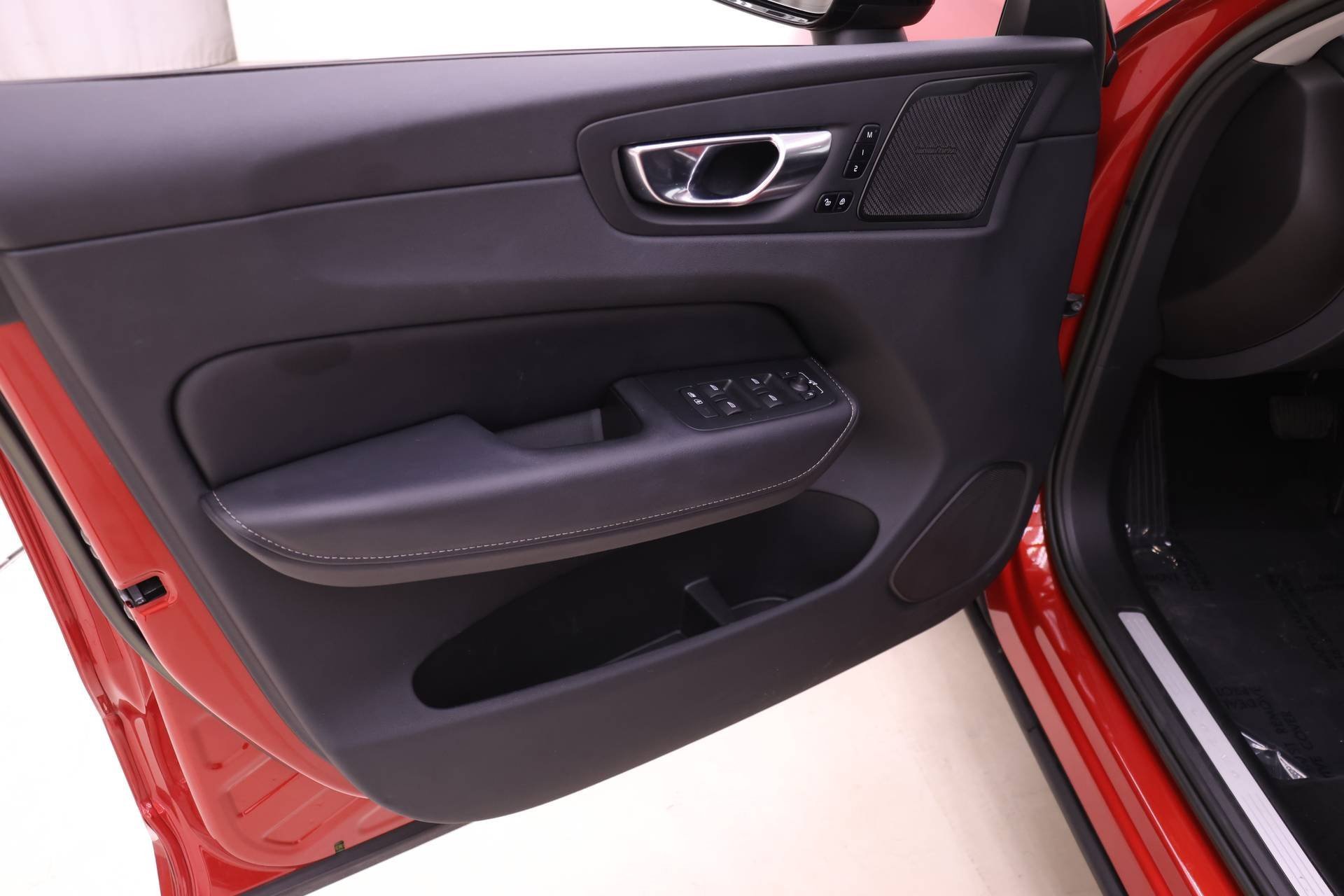 Certified 2023 Volvo XC60 B5 Ultimate w/ Protection Package Premier image 14