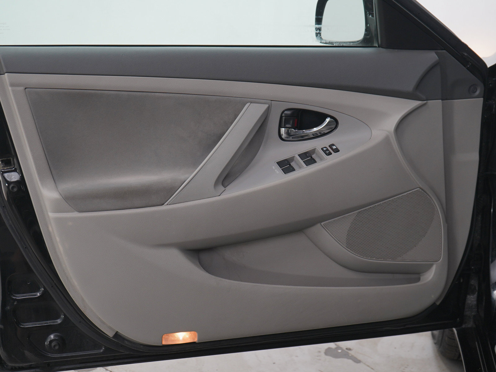 Used 2010 Toyota Camry LE FWD image 19