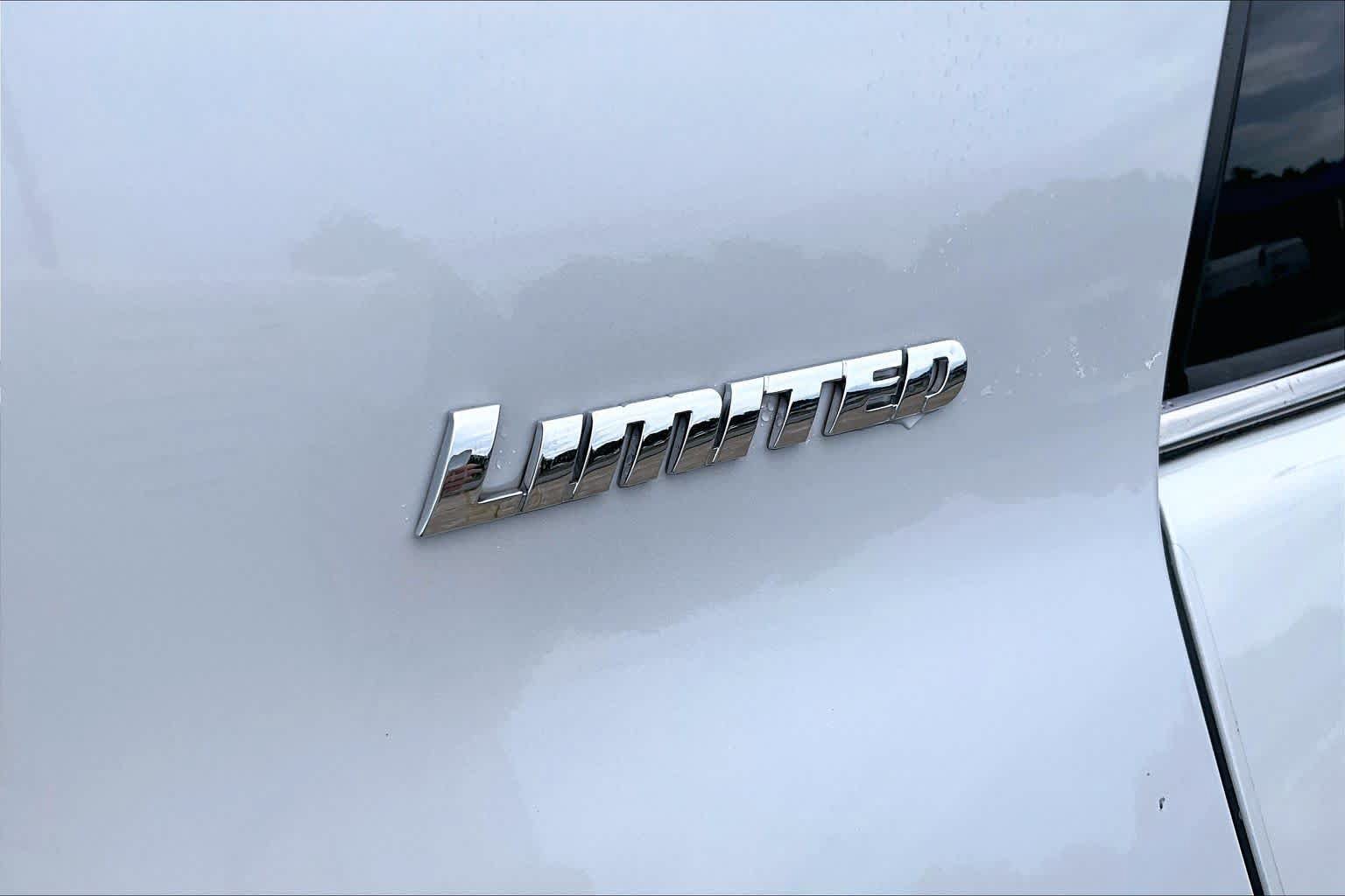 Used 2024 Toyota 4Runner Limited AWD/4WD image 10