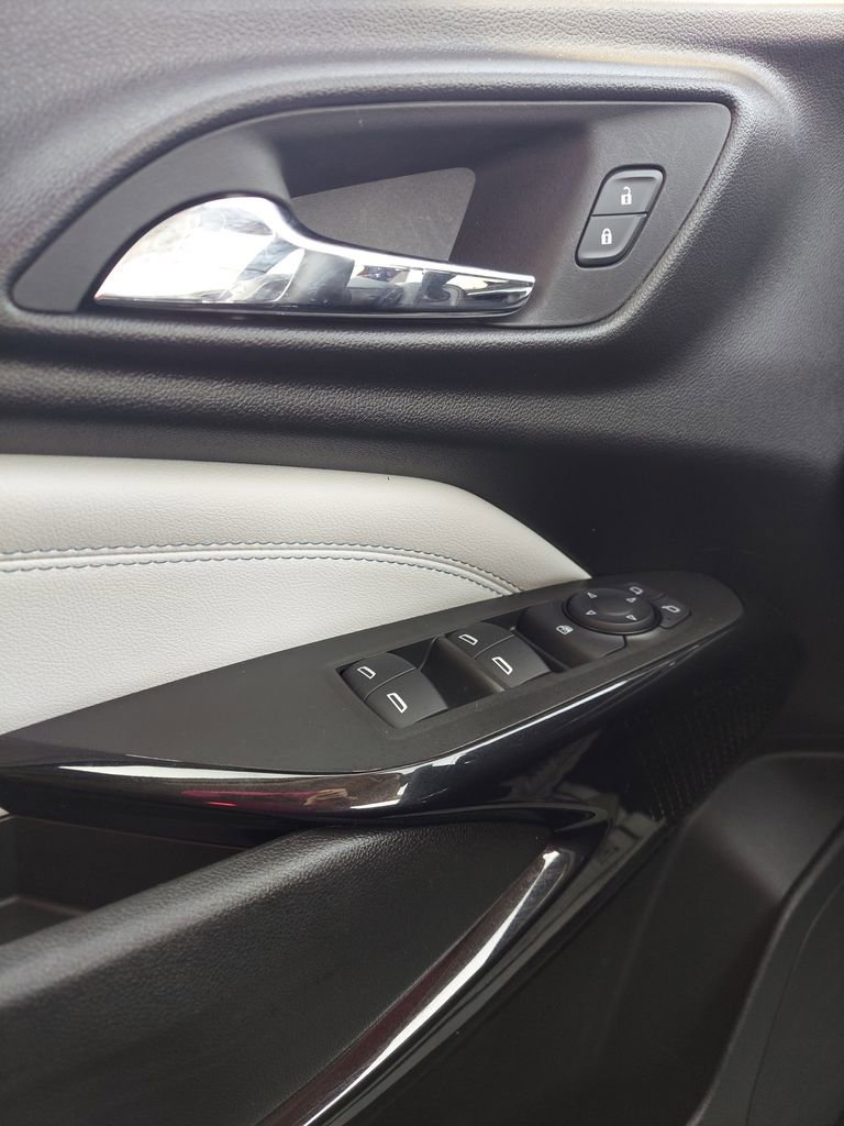 Used 2025 Chevrolet Trax LT w/ LT Convenience Package image 6