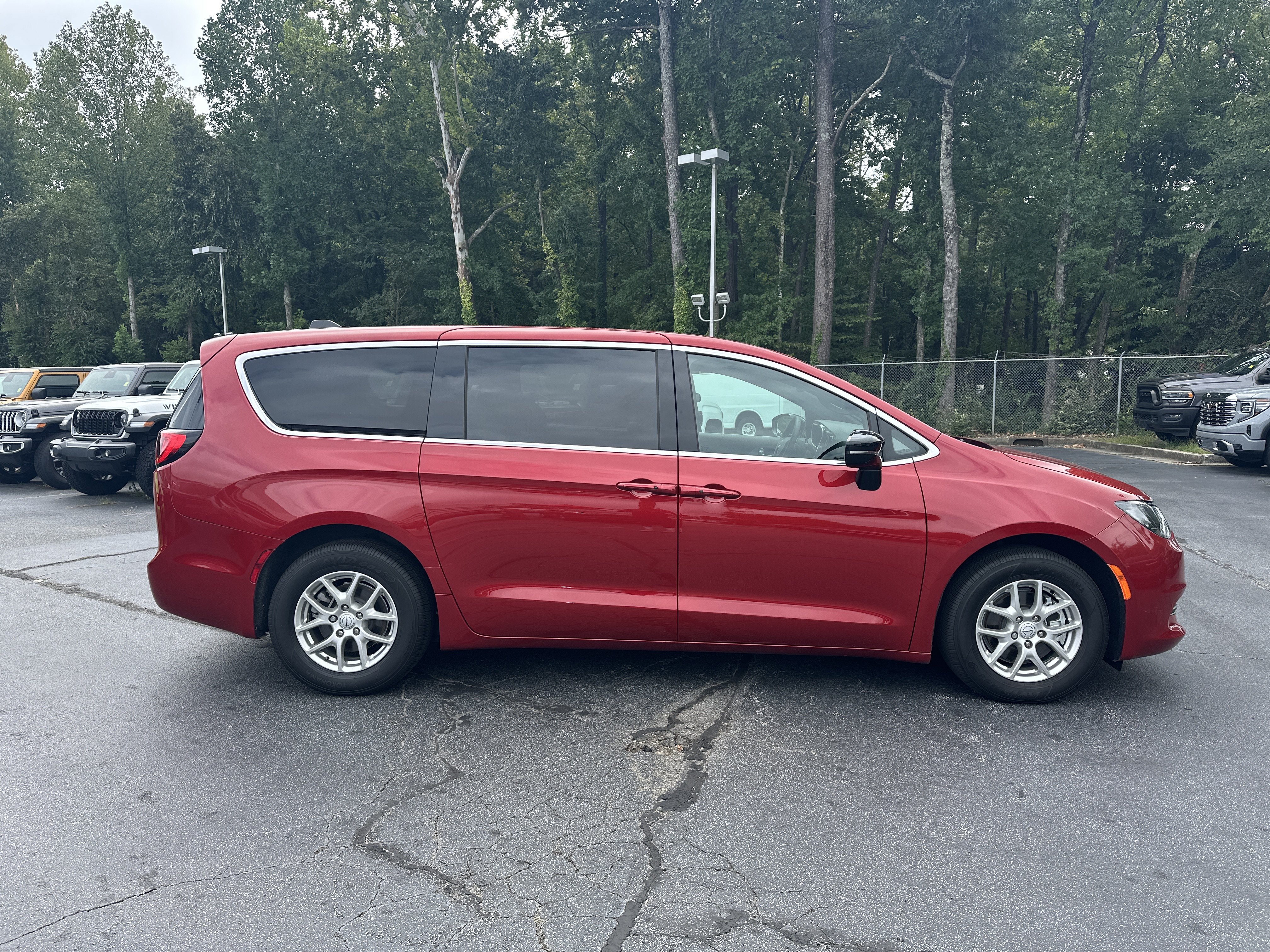 Used 2025 Chrysler Voyager LX FWD image 9
