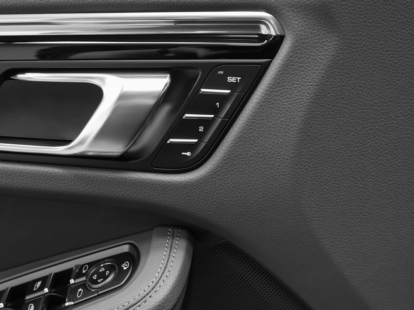 Used 2025 Porsche Macan image 27