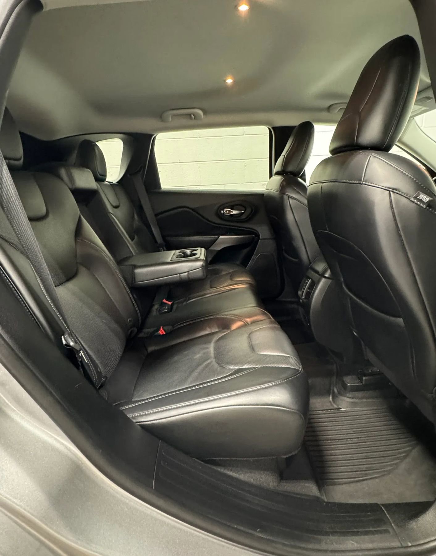 Used 2019 Jeep Cherokee Limited image 25