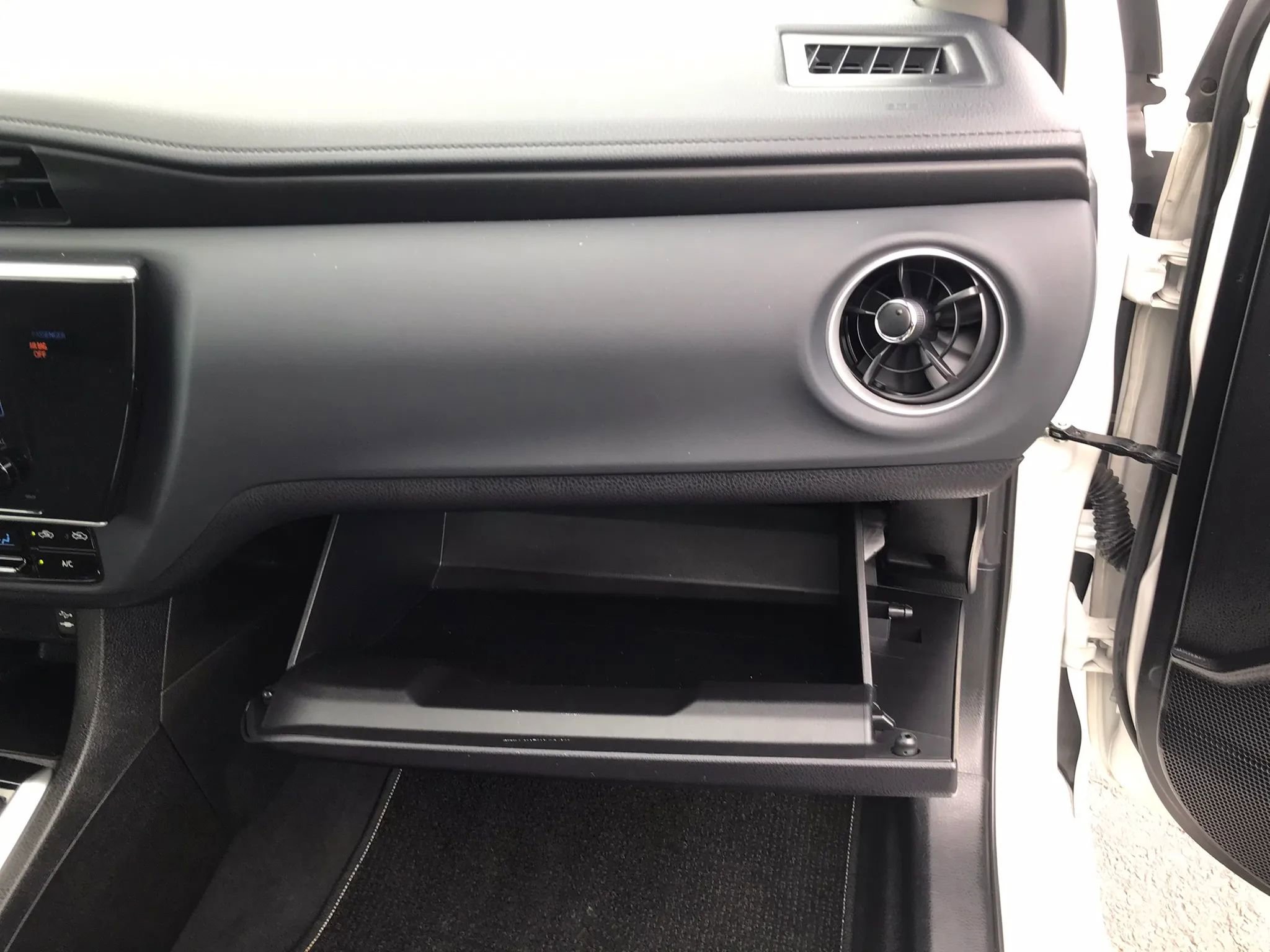 Used 2018 Toyota Corolla LE image 44