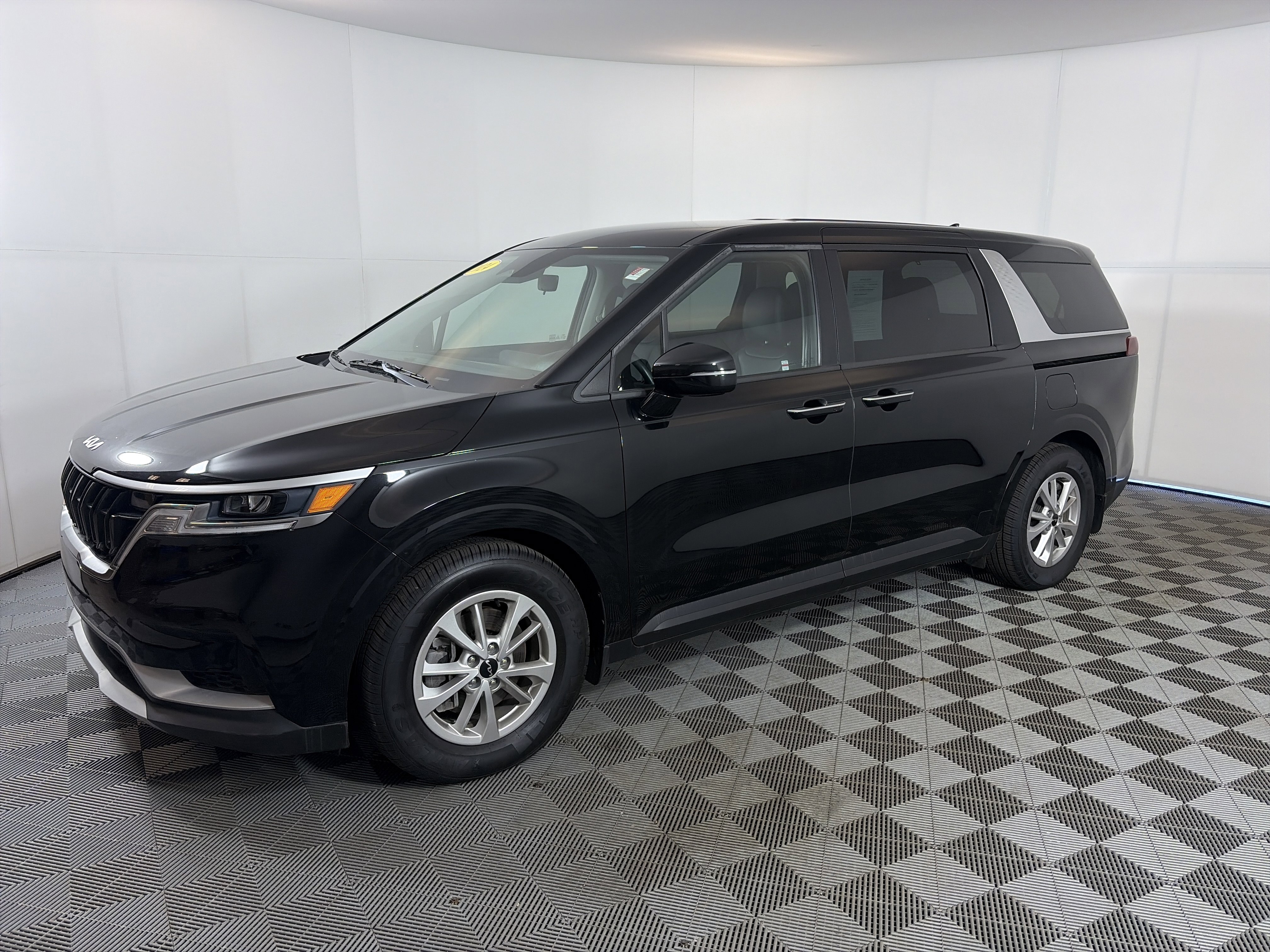 Used 2024 Kia Carnival LX image 2