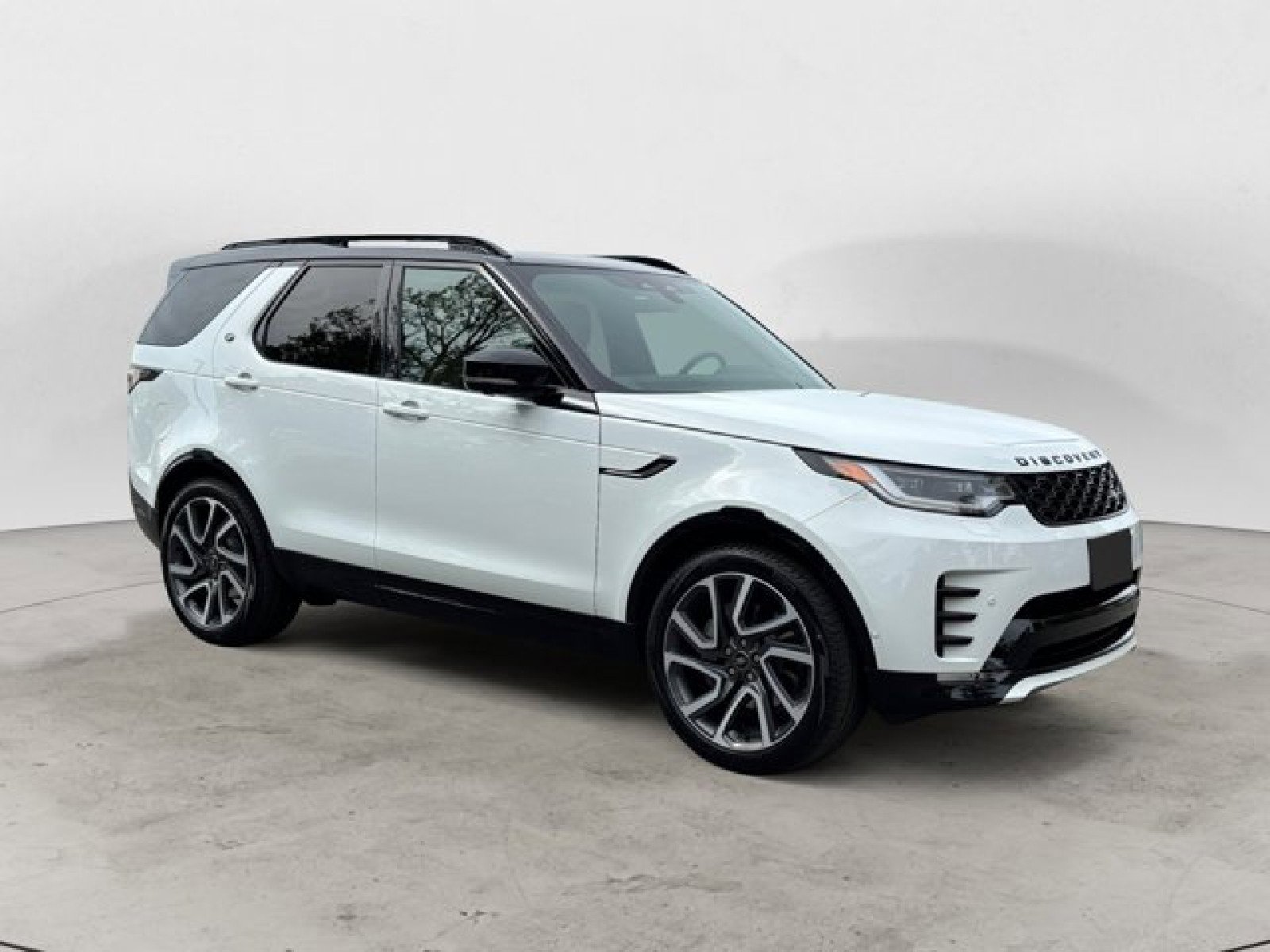 New 2025 Land Rover Discovery Dynamic SE image 2