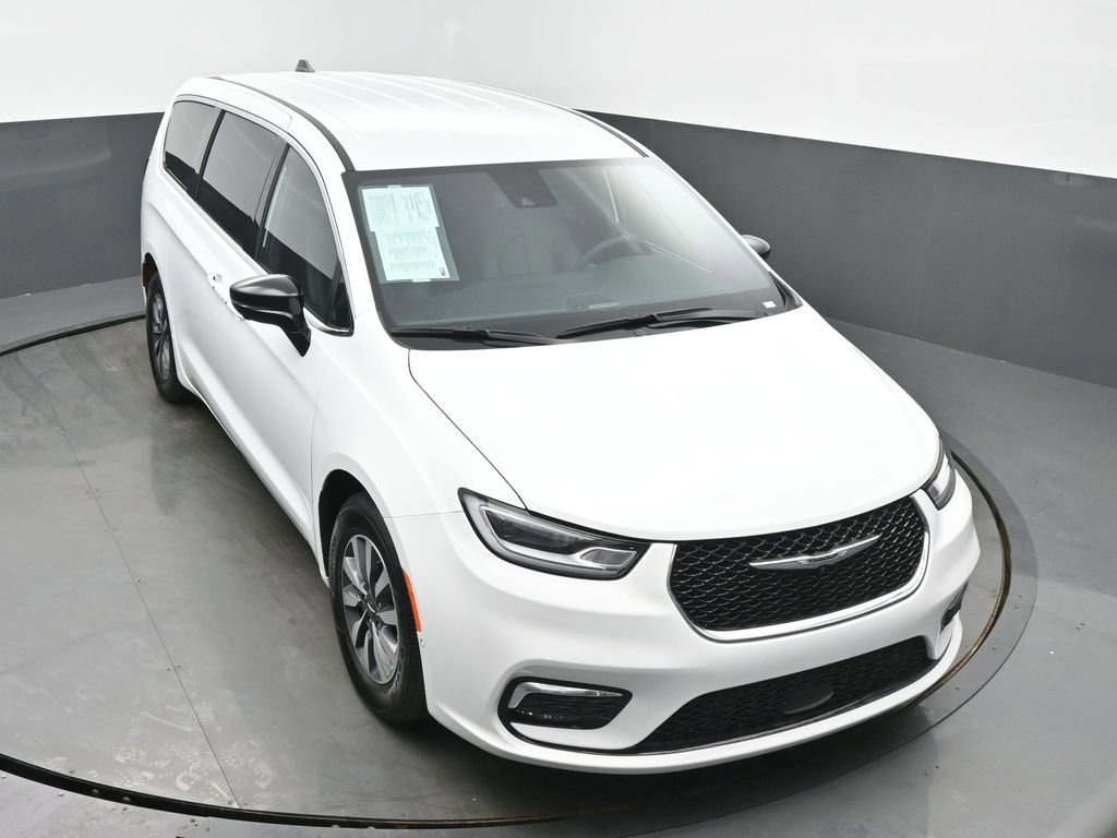 Used 2025 Chrysler Pacifica Select w/ Uconnect Theater Family Group image 45