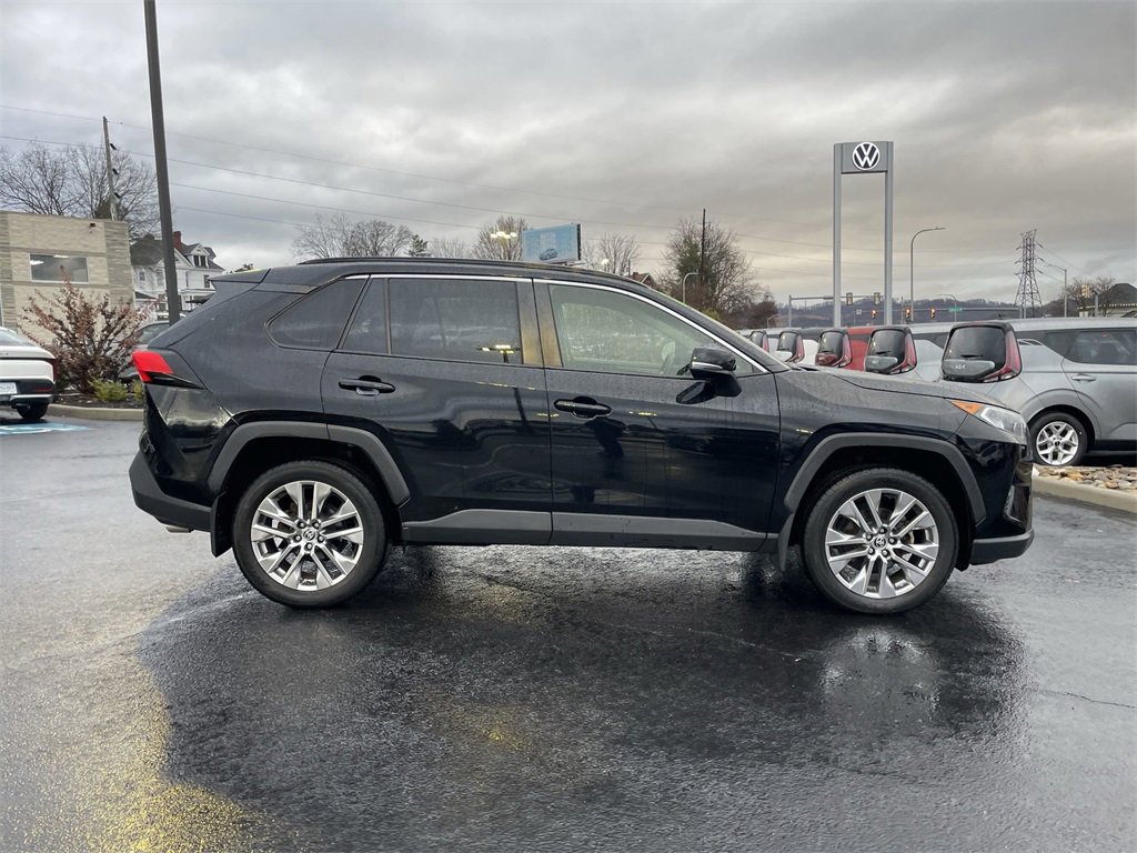 Used 2021 Toyota RAV4 XLE Premium image 4