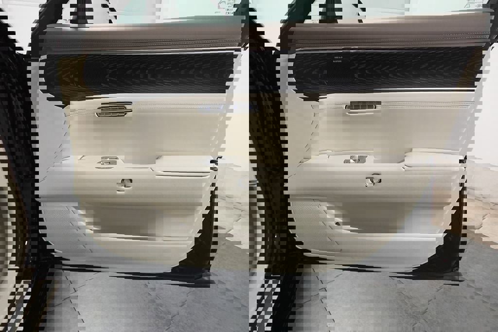 Used 2024 Genesis G90 3.5T image 34