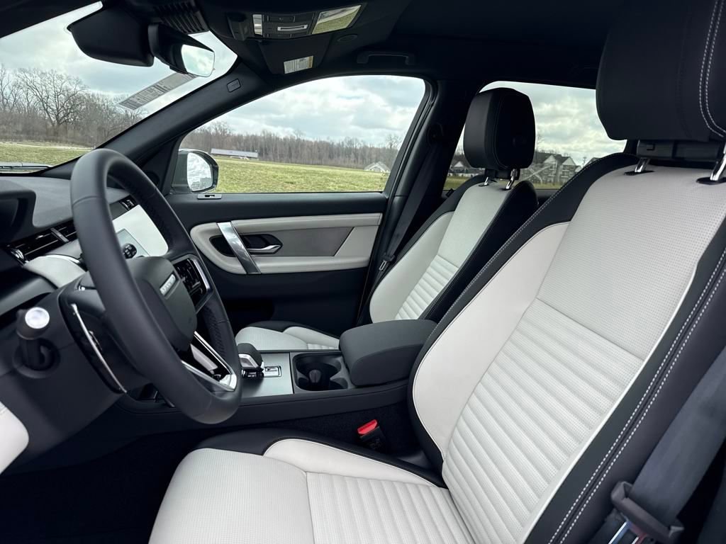 New 2025 Land Rover Discovery Sport Dynamic SE image 11