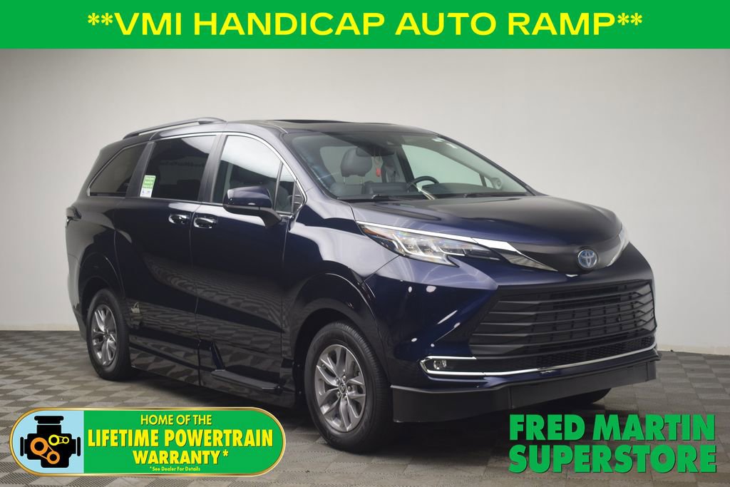 Used 2022 Toyota Sienna XLE image 1